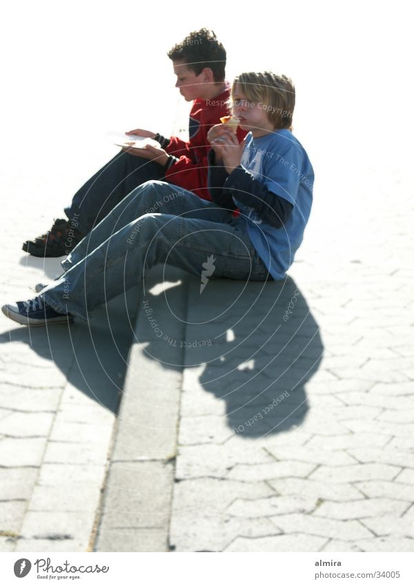 Pause Jugendliche Junge Mahlzeit Ernährung Licht Mann Straße sitzen Appetit & Hunger Außenaufnahme