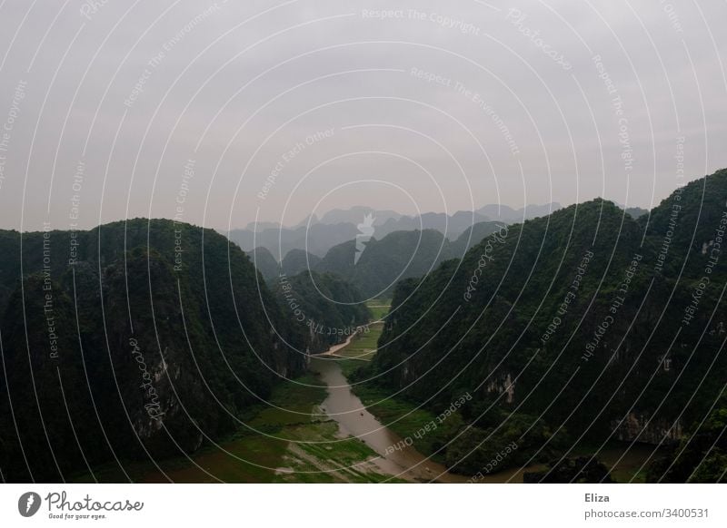 Aussicht auf ein Tal mit grüner Landschaft, Reisfeldern und einem Fluss vom Hang Mua Viewpoint in Ninh Binh, Vietnam vietnam aussicht Berg Weite Tourismus