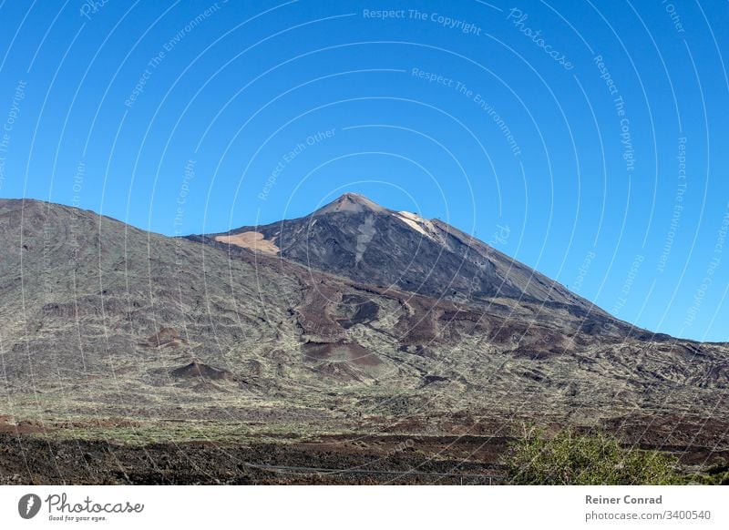 Landschaft rund um den Teide auf der Kanareninsel Teneriffa Teide-Nationalpark steinige Landschaft Kanarische Inseln Spanien Blauer Himmel Urlaub Bergkette