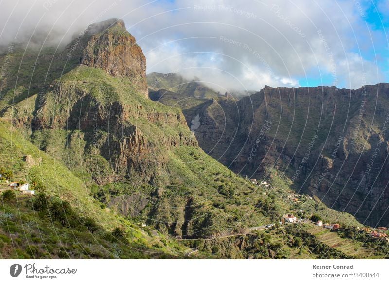 Landschaft mit Gebirgszug um den Teide auf der Kanareninsel Teneriffa Teide-Nationalpark höchster Berg Kanarische Inseln Spanien Blauer Himmel Urlaub Bergkette