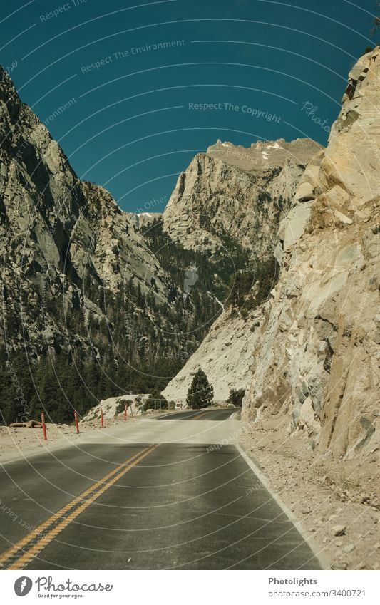 Bergstraße - Sierra Nevada - Lone Pine Tag Menschenleer Außenaufnahme Farbfoto mountain usa road lone pine Kalifornien Mount Whitney Tal Sommer Abenteuer Himmel