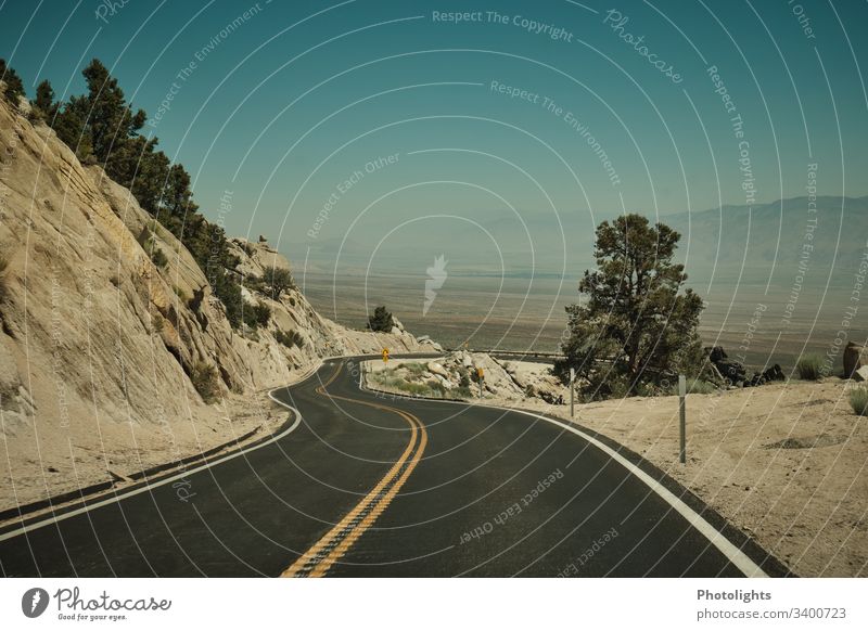 Bergstraße - Sierra Nevada - Lone Pine Tag Menschenleer Außenaufnahme Farbfoto mountain usa road lone pine Kalifornien Mount Whitney Tal Sommer Abenteuer Himmel