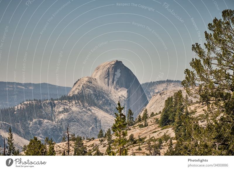 Yosemite Nationalpark - Half Dome beeindruckend Urelemente Klimawandel Ferne Himmel Sommer Felsen klettern braun grau grün blau Sonne Gipfel Hügel