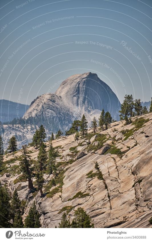 Yosemite Nationalpark - Half Dome beeindruckend Urelemente Klimawandel Ferne Himmel Sommer Felsen klettern braun grau grün blau Sonne Gipfel Hügel