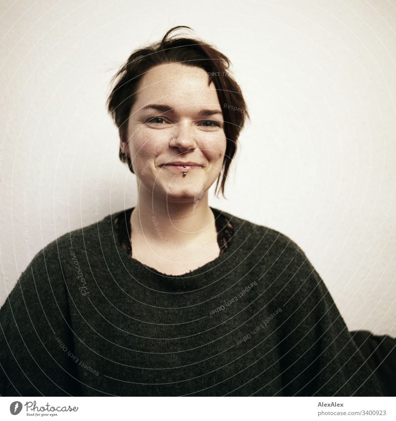 analoges, rechteckiges Portrait einer jungen Frau einzigartig Blick in die Kamera positiv Glück natürlich Farbfoto braune Augen kinngrübchen weiblich feminin