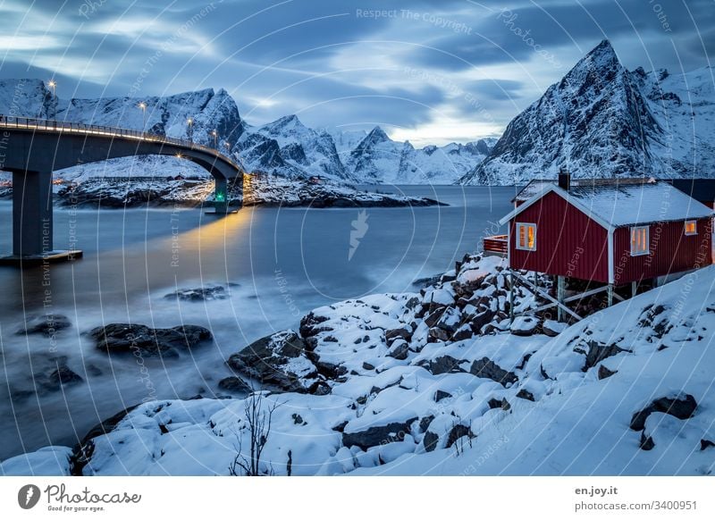 Hamnoy auf den Lofoten Blau Urlaub berühmt Sehenswürdigkeit Wasser Nacht Abend blaue Stunde Weitwinkel Idylle Licht Fischerdorf Insel Reinefjorden Fjord Küste