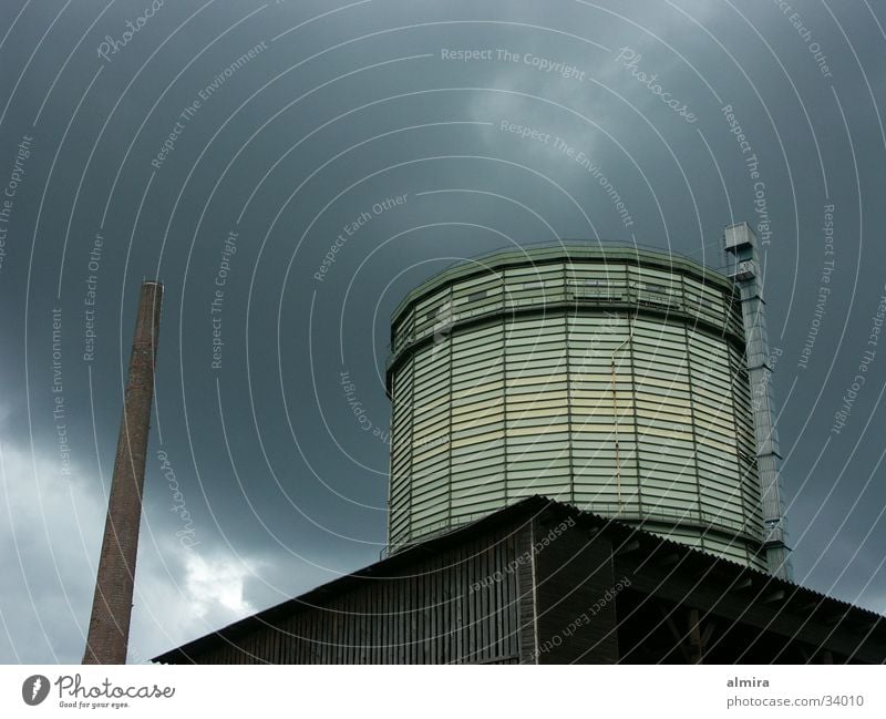 Gasometer Ruhrgebiet Sturm Wolken Standort Zukunft Industrie Gastronomie Gewitter Himmel Traurigkeit