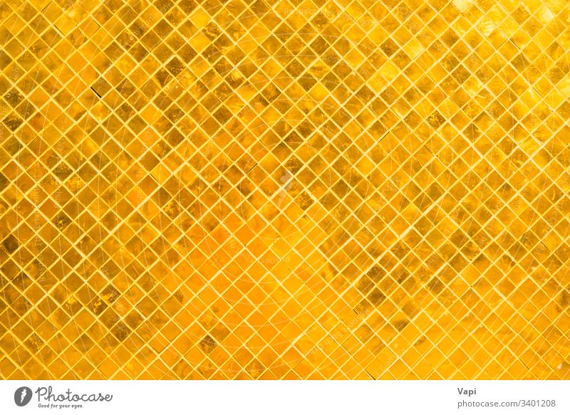 Nahaufnahme der Oberfläche vieler goldglänzender Quadrate Textur abstrakt Hintergrund Muster Mosaik Design Tapete Farbe Innenbereich modern Fliesen u. Kacheln