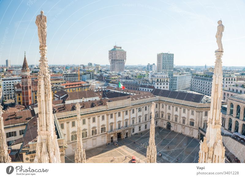 Weiße Statue auf der Spitze der Domkirche Mailand Duomo Kathedrale Italien Ansicht Dach Himmel Kirche Großstadt Skyline Architektur Gebäude Europa Wahrzeichen