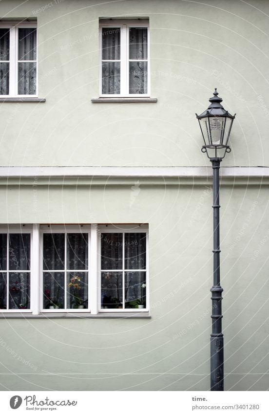 altes Haus hinter noch älterer Lampe haus fassade lampe straßenlaterne fenster vorhang gardine urban brandenburg stein eisen Tageslicht