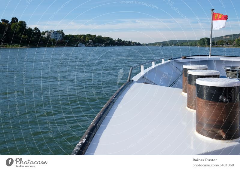 An Bord eines Schiffes auf dem Rhein bei Königswinter Fluss Flussschiff Boot Bootsfahrt an bord Wasser blau Sommer sonniger Tag menschenleer Schifffahrt