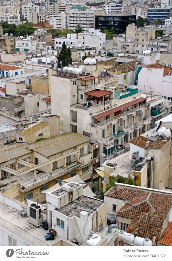 Blick über die Dächer und Skyline von Nicosia, Zypern Nikosia Dach Rooftop Häuser Hausdach mediterran Außenaufnahme menschenleer Stadt Tag Aussicht Farbfoto