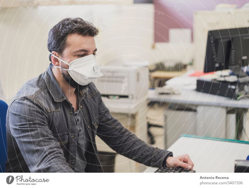 mit medizinischer Maske, Allergie- oder Krankheitsbild Mundschutz Büro Arbeiter Büroangestellte Mann Aktenordner wirklich Menschen Latein attraktiv weiß Maus