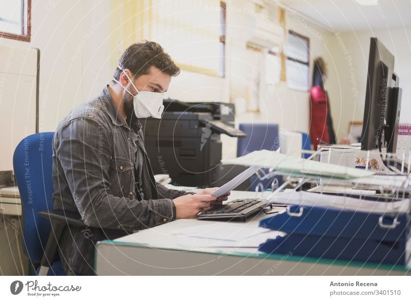 mit medizinischer Maske, Allergie- oder Krankheitsbild Mundschutz Büro Arbeiter Büroangestellte Mann Aktenordner wirklich Menschen Latein attraktiv weiß Maus