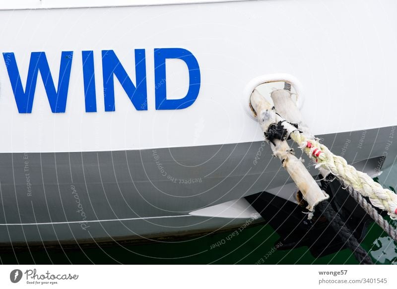 Schiff am Liegeplatz im Hafen Boot Kutter Schiffsrumpf Außenaufnahme Farbfoto Schifffahrt Tag Wasserfahrzeug Menschenleer maritim Fischerboot Nahaufnahme