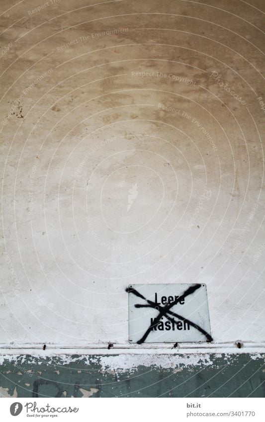 Die leeren Kästen, nahmen das Kreuz auf sich und bauten eine triste Mauer um sich, ohne unter Strom zu stehen. Wand Beton Stein Fassade Architektur Menschenleer