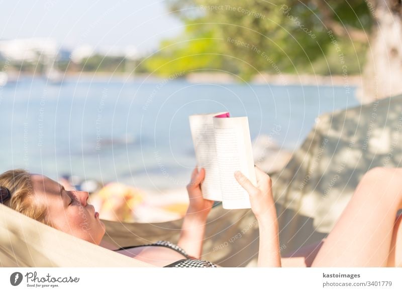 Frau liest Buch in Hängematte am Strand Urlaub Tag lesen sich[Akk] entspannen jung Roman Erholung ruhen Sommer Freizeit Lügen menschlich idyllisch Person Resort