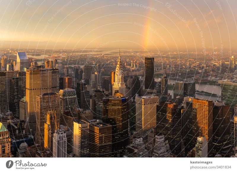 Wolkenkratzer in der Stadtmitte von New York City mit dem East River im Hintergrund im dramatischen Licht des Sturms bei Sonnenuntergang. Manhattan USA