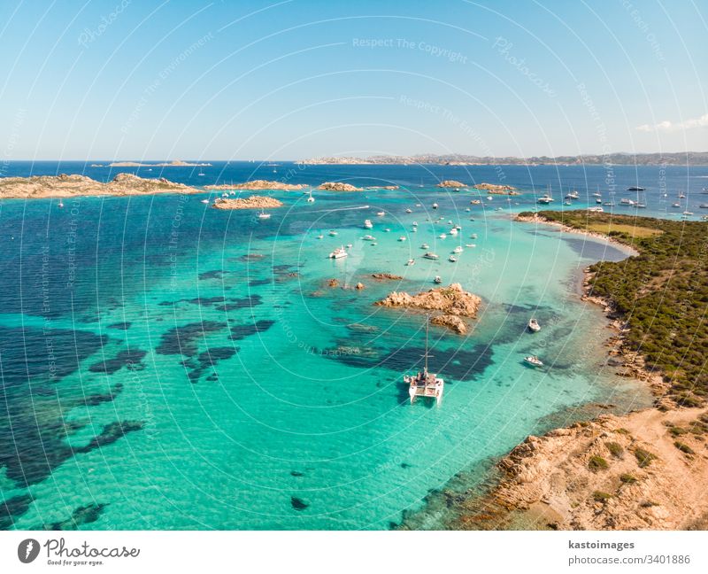 Drohnen-Luftaufnahme eines Katamaran-Segelbootes im Maddalena-Archipel, Sardinien, Italien. Costa Smeralda Bucht Strand Segeln Nautik Insel Küstenlinie schön