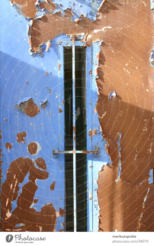 Stahltür Fabrik Gebäude Ruine Verfall Rost Industrie Tür Kunstwerk Aktien erdfarben blau Schatten Sonne Beleuchtung Einsamkeit Lack