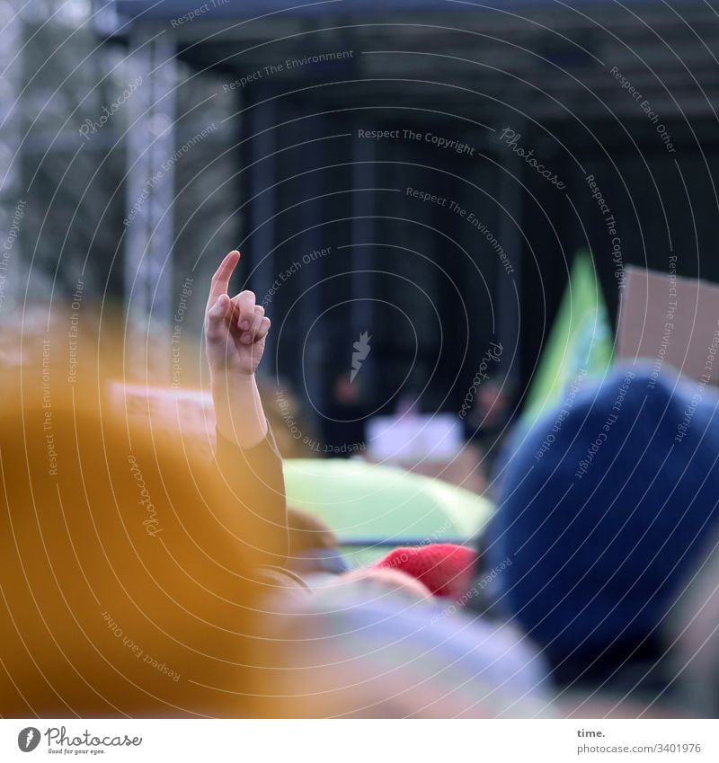 Fingerzeig demonstration protest klimaschutz hamburg tageslicht bühne menschenmenge mahnung Fridays for future fridaysforfuture sinnbild Endzeitstimmung