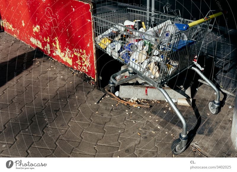 hamsterkauf Einkaufswagen Supermarkt Müll Müllbehälter SHOPPING Einkaufskorb Konsum Farbfoto Menschenleer dreckig Tag Hamsterkauf Außenaufnahme Müllentsorgung