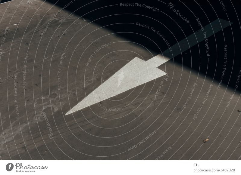 wegweiser Pfeil Richtung richtungsweisend Orientierung Boden Ausfahrt Schilder & Markierungen Menschenleer Zeichen Wege & Pfade Wegweiser Fahrbahnmarkierung