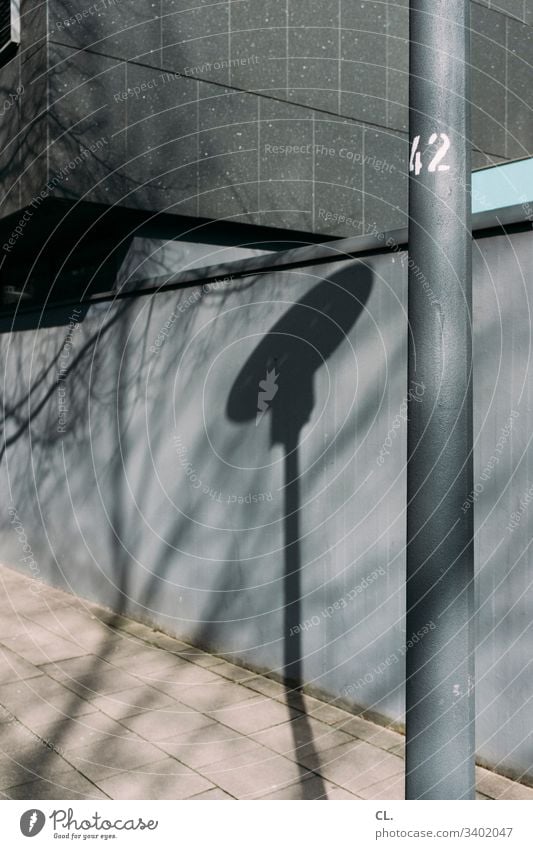 42 gehweg Mauer Wand Zahl grau Schilder & Markierungen Nummer Schatten Schattenspiel Farbfoto Menschenleer Außenaufnahme Tag Ziffern & Zahlen Beton