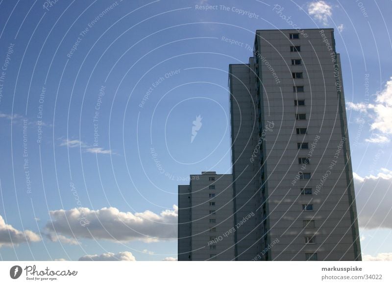 Hochhaus Wolken Beton Plattenbau Fenster Balkon Mitte Nachbar Architektur Himmel Sonne Beleuchtung Stadt