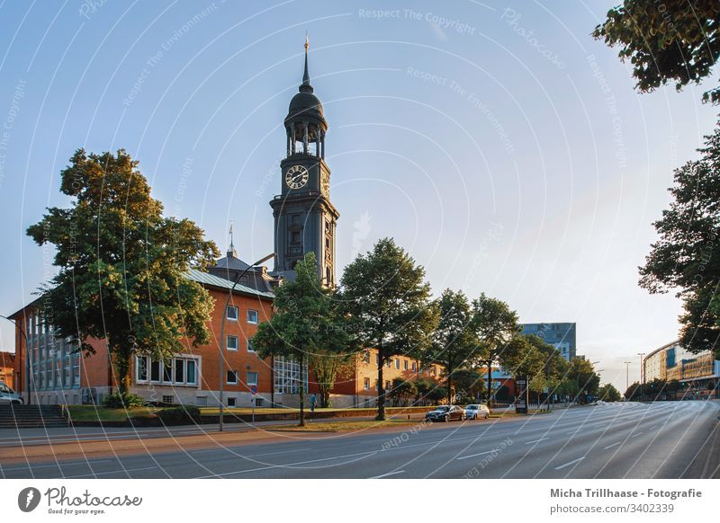 Hamburger Michel Michaeliskirche Glockenturm Aussichtsturm Wahrzeichen Kirche Turm Sankt Michaelis Hafenstadt Straße Stadtzentrum Menschenleer Fassade Tag