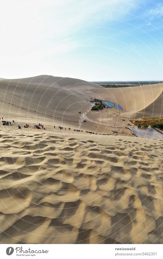 Halbmondsee - Yueyaquan inmitten von singendem oder hallendem Sandberg - Mingsha Shan. Dunhuang-Gansu-China-0655 mehrere Personen Chinesischer Tourist Besucher