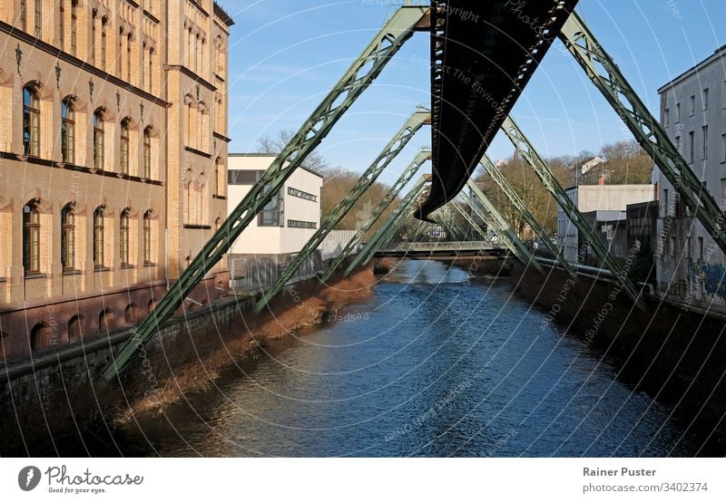 Teilstück der Schwebebahn über der Wupper in Wuppertal Bahn Metall Industrie Fluss Wasser Gebäude Konstruktion Stahl Stahlkonstruktion