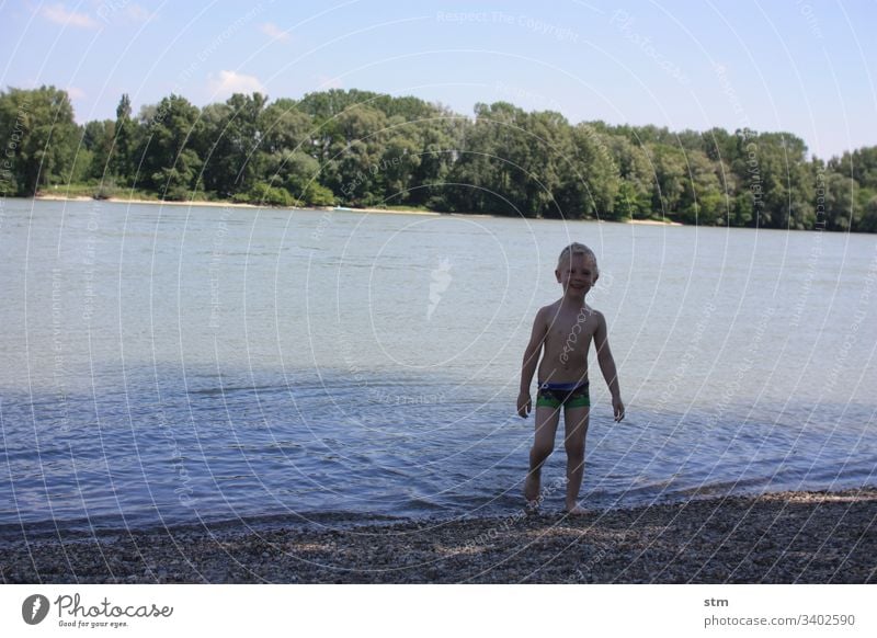 Baden gehen! Junge Fluss schwimmen baden sommer Spaß Schwimmen & Baden Wasser Sommer nass Freude Erfrischung spritzen Ferien & Urlaub & Reisen Außenaufnahme