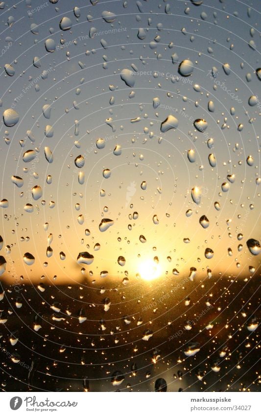 Regentropfen am Fenster Sonnenuntergang Sturm Wassertropfen Himmel