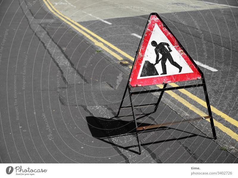 baselines (15) grundlinie linien Straße Asphalt grau gelb streifen abgenutzt teer design bürgersteig schild baustelle icon hinweis Verkehrszeichen sonnig