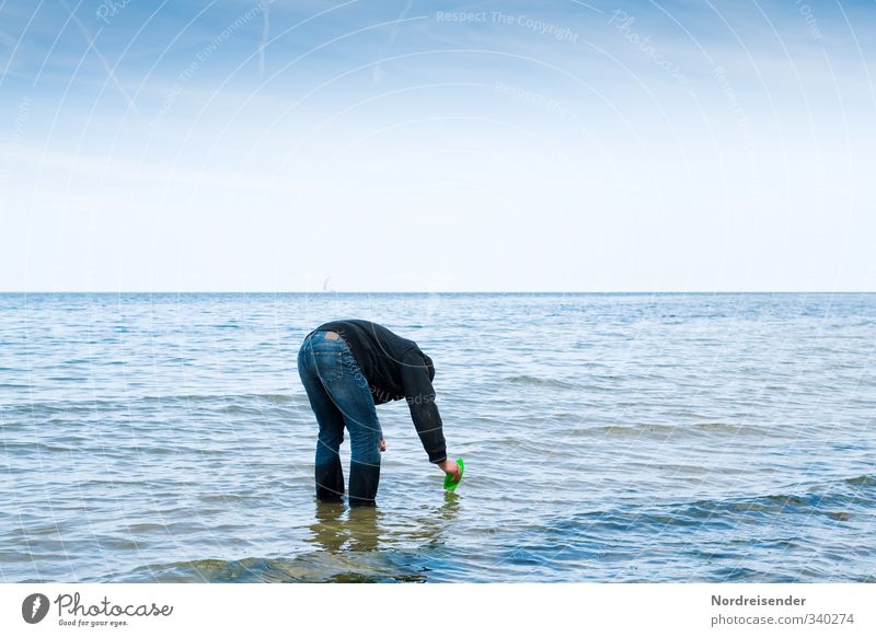 Das Kind im Mann.... Lifestyle Zufriedenheit Erholung ruhig Ferne Freiheit Sommer Meer Mensch maskulin Erwachsene 1 45-60 Jahre Wasser Himmel Schönes Wetter