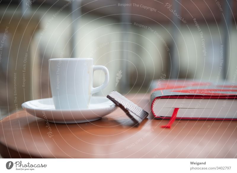 Balkon lesen Literatur Espresso Freie Zeit Pause Buch Lesestoff Farbfoto Roman lecker Bildung Wissen