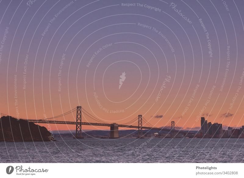 Oakland  Bay Bridge - San Francisco Dämmerung Abend Menschenleer Außenaufnahme Hängebrücke Farbfoto yerba buena island San Francisco Bay Brücke USA Kalifornien