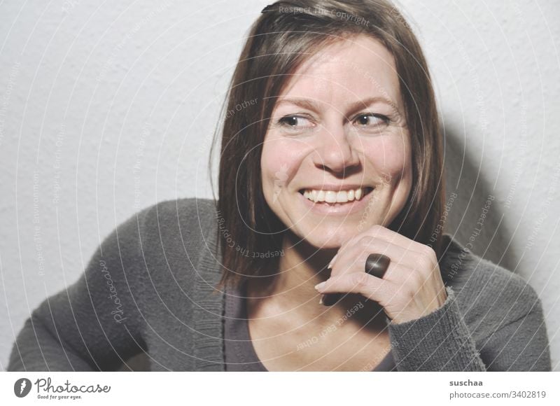 lächelnde frau, mit blick nach links Frau lachen freundlich gutmütig sanft wohlwollend Blick Kopf Gesicht brünett Pagenschnitt Haare & Frisuren Hand Finger Ring