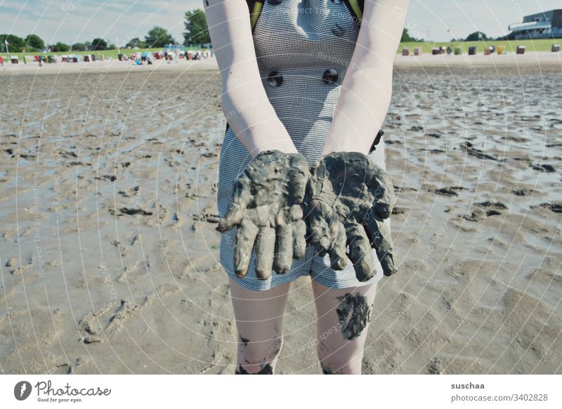 hände waschen nicht vergessen Strand Meer Nordsee Wattenmeer Küste Sand Ebbe Flut Gezeiten Ferien & Urlaub & Reisen Sommer Jugendliche Teenager Kind junge Frau