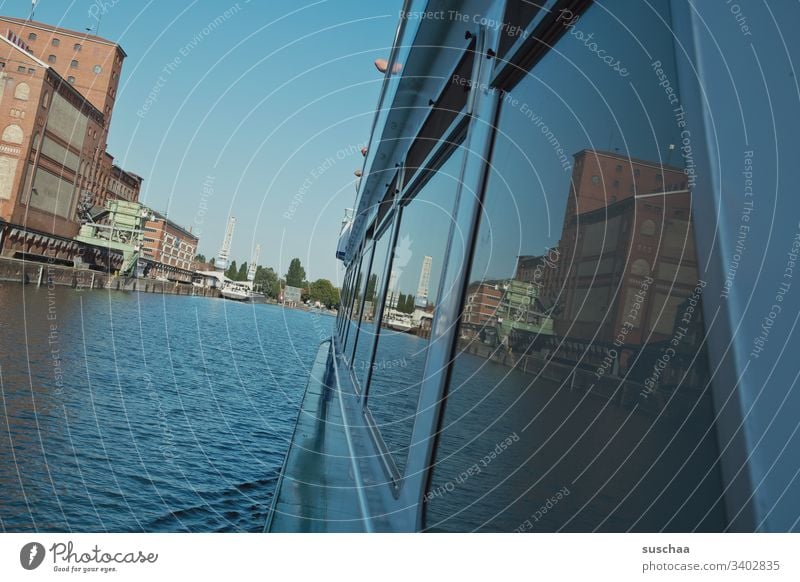 schifffahrt auf dem rhein mit spiegelung in den fensterscheiben Schifffahrt Rhein Rheinhafen Wasser Gewässer Fluß fahren Fahrt Fenster Spiegelung einlaufen