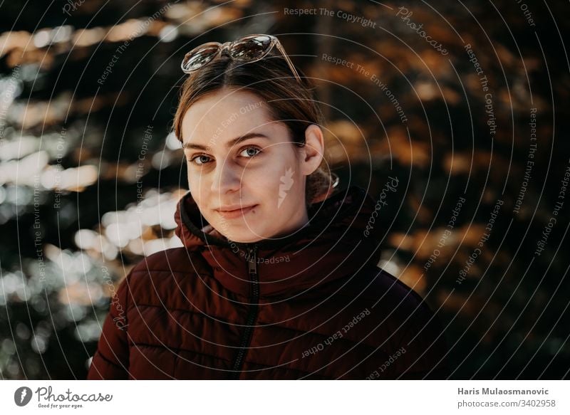 Schöne Frau mit Brille in Jacke im Wald launische Trägerin Kunst neben attraktiv schön Schönheit Kaukasier Kleid Gesicht Mode Mädchen Glamour Behaarung Frisur