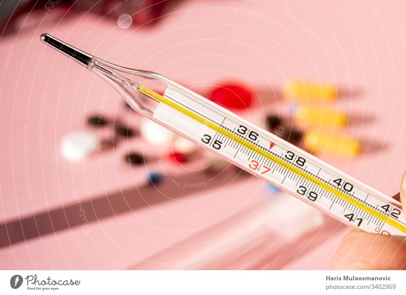 Medizinisches Thermometer 39 in Nahaufnahme auf farbenfrohem, rosa verschwommenem Hintergrund Gesundheitswesen Pflege kalt Korona corona europa Corona-Virus