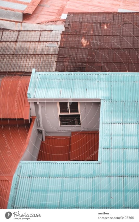 Dachstübl wellblech fenster verschachtelt eng costa rica hellblau rotbraun menschenleer