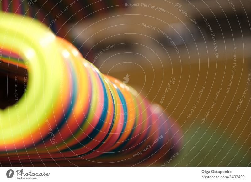 Der farbenfrohe Kleiderbügel aus Plastik. Kleiderbügel hängen in einer Reihe Hintergrund Business Mode Design Haus Büro Papier Haken Werkstatt Kunststoff
