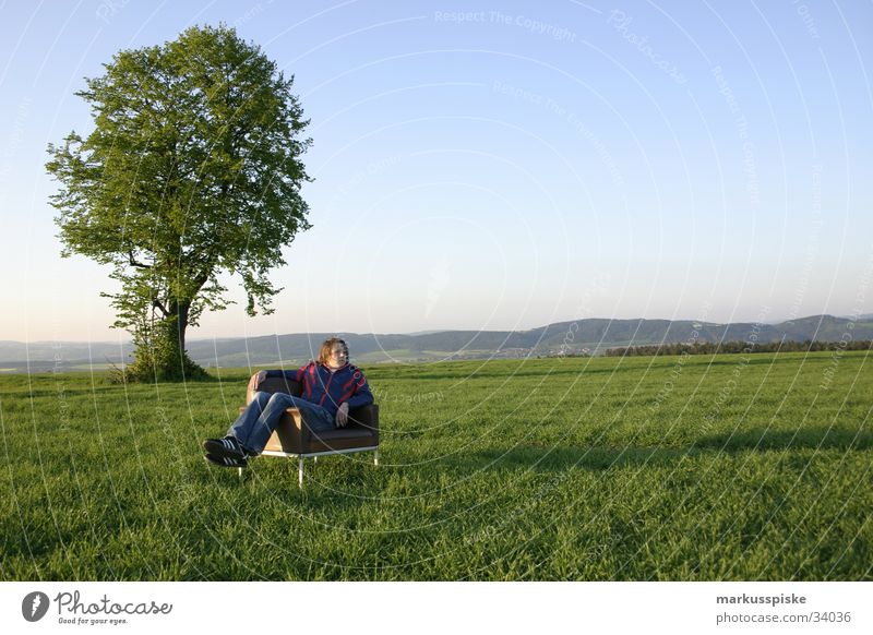 relaxen mit dem baum Wiese Baum grün Sessel Leder Erholung Mann Dämmerung Sonnenuntergang Denken Meditation Stil Untergrund Freak retro Himmel blau Landschaft