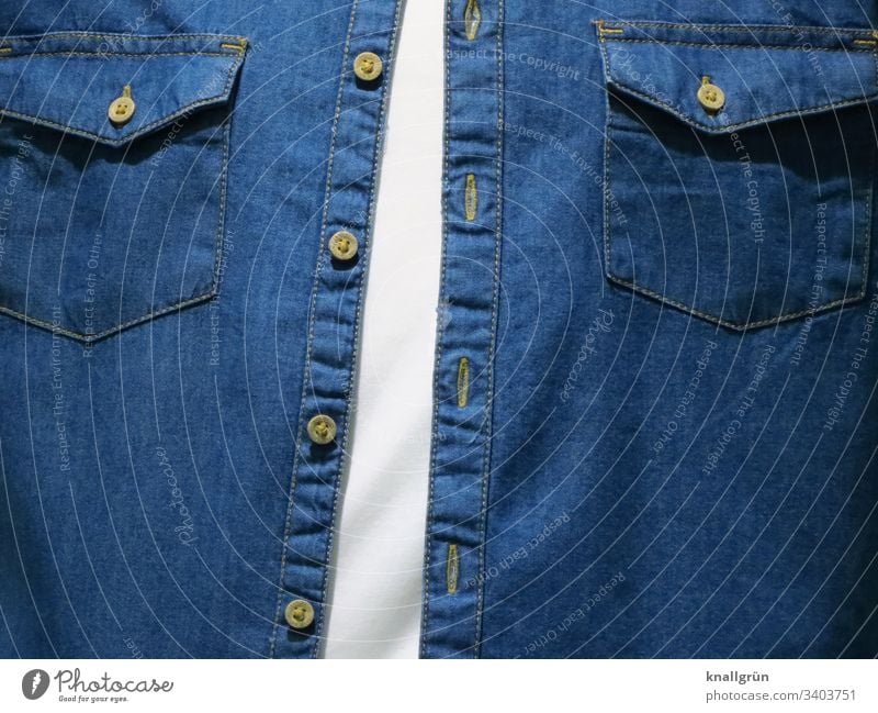 Männerbrust bekleidet mit weißem T-Shirt und offenem Jeanshemd Bekleidung Oberkörper Mode Denim Knopfleiste Knöpfe Pattentaschen Naht Farbfoto Stoff Stil