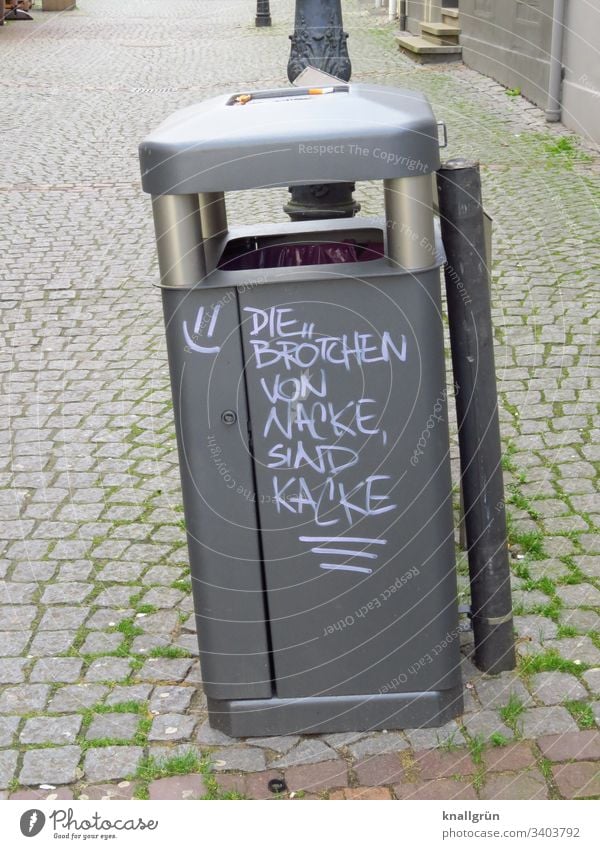 Abfallbehälter mit lustigem Spruch in Fußgängerzone Graffiti Kommunikation Wort Sprache Buchstaben Typographie Tag mehrfarbig Außenaufnahme Menschenleer