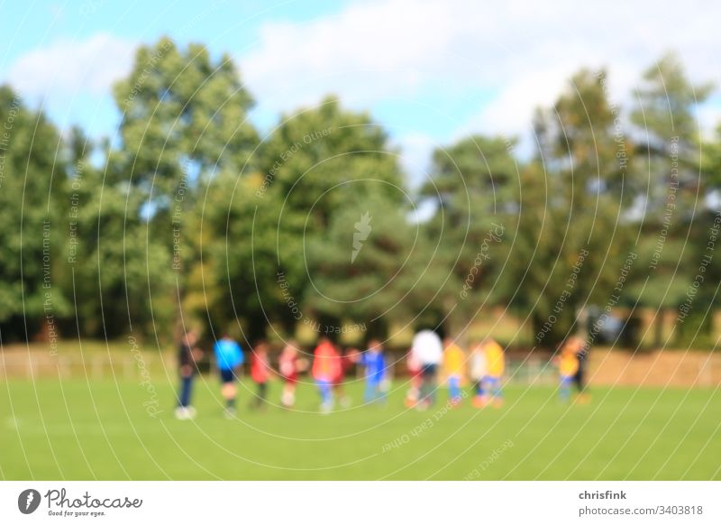 Fußballteams auf Rasenplatz in Spielpause fußball rase sport unschärfe gewinnen verlieren trainer coach jugend kinder jungen spielen turnier erfolg sonne sommer