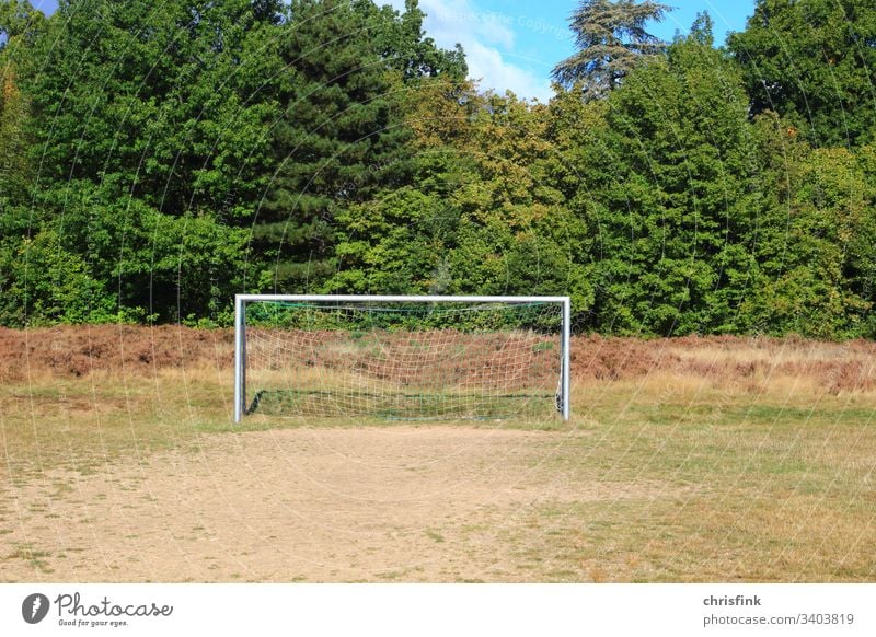 Fußballtor auf Spielplatz spielplatz Sport Spielen Netz Sportstätten Weltmeisterschaft Sportveranstaltung trocken kahl